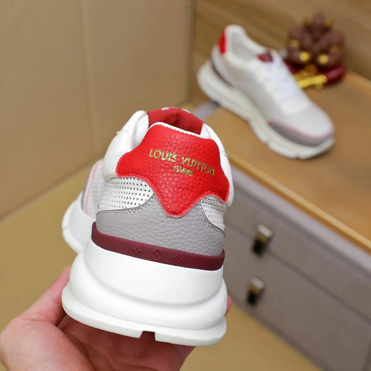 Ex-factory price: 440¥🌹🌹[LV Louis Vuitton] new low-top casual men's shoes. A must-have for fashionable men, new products are released in Hong Kong counters [strong], big-name style, European and American masters strongly create unique styles, comfortable on the feet, super soft outsole, super wear-resistant. Gives people a strong visual impact. Material: imported first-layer cowhide leather upper ➕rubber non-slip outsole, rubber graphics matching, 38 to 44